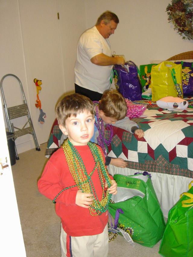 2005/02(Feb)/01(MardiGras)/640x480_2005-02-12 -Beads-Home-1.JPG